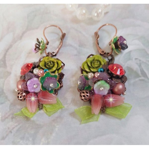 BO Fantasia de Flores criada com cristais, p&eacute;rolas redondas, contas, sinos de resina, vidro e fita de Anis Organza