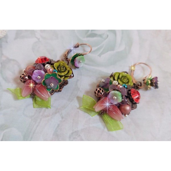 BO Fantasia de Flores criada com cristais, pérolas redondas, contas, sinos de resina, vidro e fita de Anis Organza