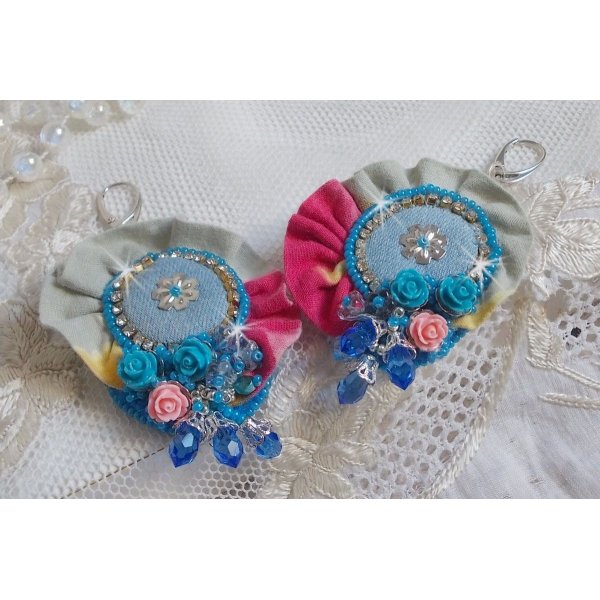 BO Far West bordado com tecido de ganga, rosas de resina, cristais Swarovski, contas diversas, missangas de sementes e dormentes de prata 925/1000 e outras contas