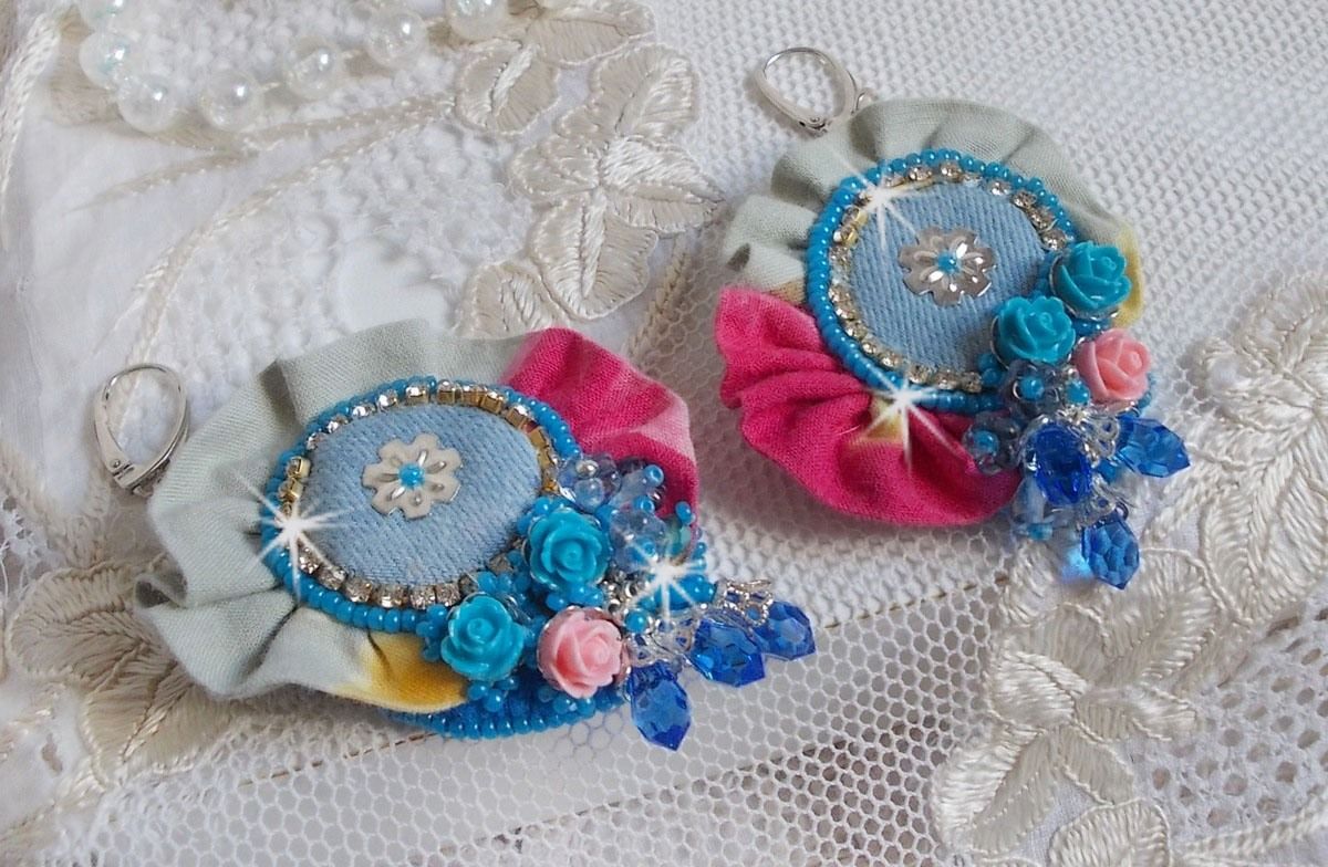 BO Far West bordado com tecido de ganga, rosas de resina, cristais Swarovski, contas diversas, missangas de sementes e dormentes de prata 925/1000 e outras contas