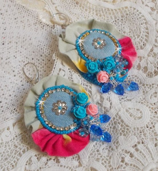 BO Far West bordado com tecido de ganga, rosas de resina, cristais Swarovski, contas diversas, missangas de sementes e dormentes de prata 925/1000 e outras contas