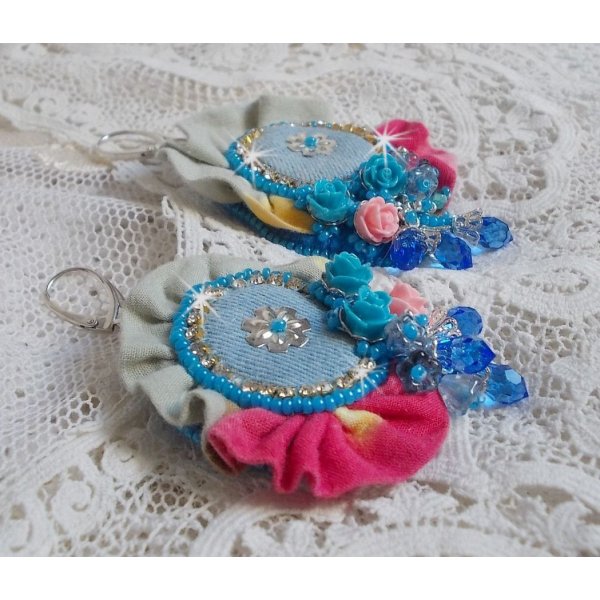 BO Far West bordado com tecido de ganga, rosas de resina, cristais Swarovski, contas diversas, missangas de sementes e dormentes de prata 925/1000 e outras contas