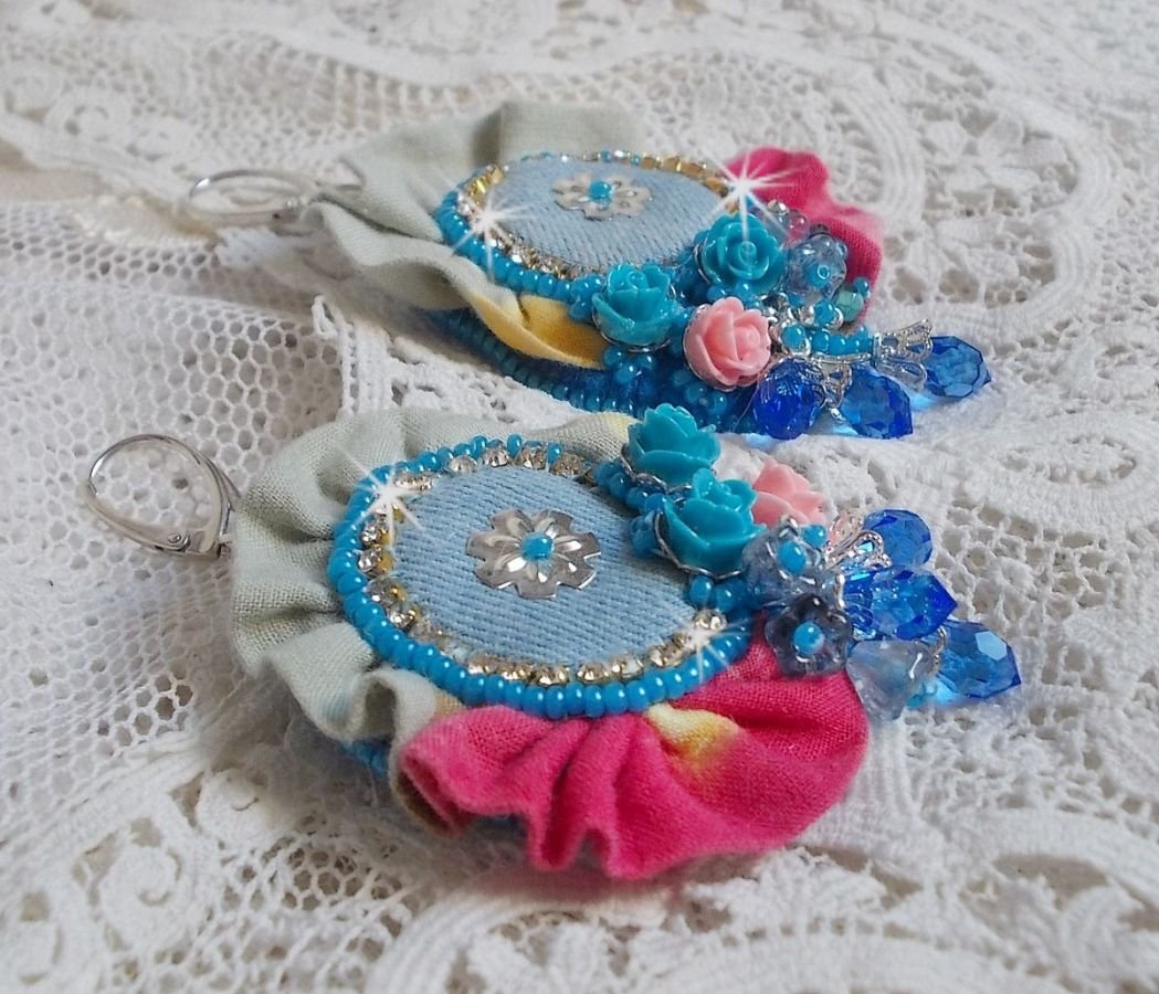 BO Far West bordado com tecido de ganga, rosas de resina, cristais Swarovski, contas diversas, missangas de sementes e dormentes de prata 925/1000 e outras contas