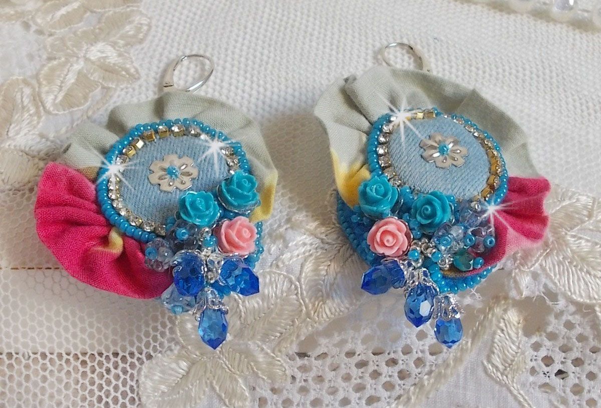 BO Far West bordado com tecido de ganga, rosas de resina, cristais Swarovski, contas diversas, missangas de sementes e dormentes de prata 925/1000 e outras contas