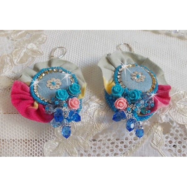 BO Far West bordado com tecido de ganga, rosas de resina, cristais Swarovski, contas diversas, missangas de sementes e dormentes de prata 925/1000 e outras contas