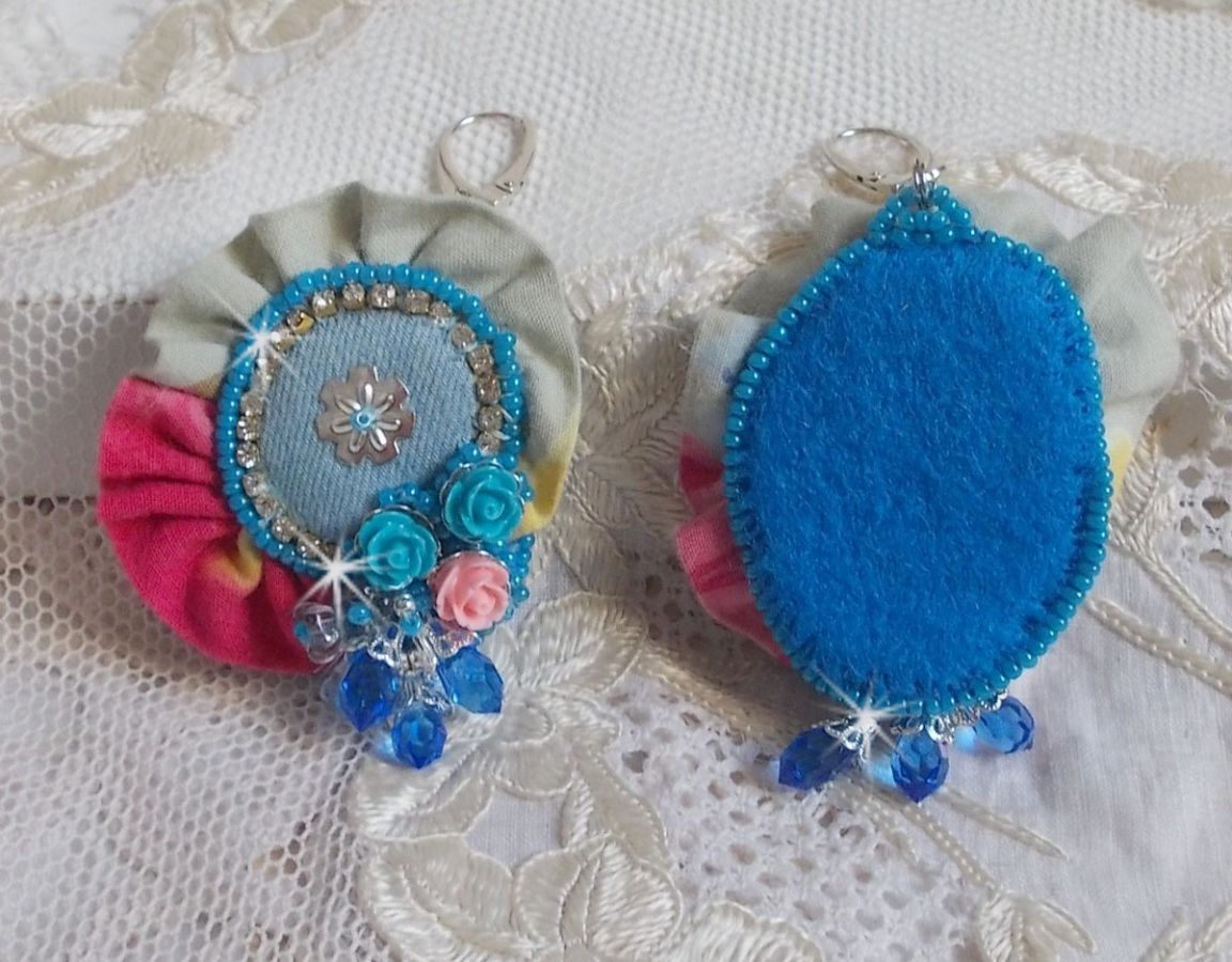 BO Far West bordado com tecido de ganga, rosas de resina, cristais Swarovski, contas diversas, missangas de sementes e dormentes de prata 925/1000 e outras contas