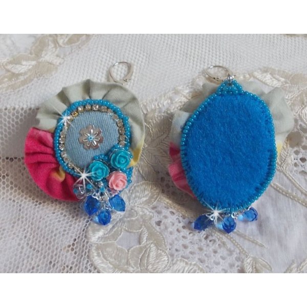 BO Far West bordado com tecido de ganga, rosas de resina, cristais Swarovski, contas diversas, missangas de sementes e dormentes de prata 925/1000 e outras contas