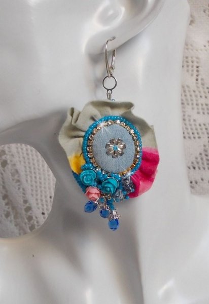 BO Far West bordado com tecido de ganga, rosas de resina, cristais Swarovski, contas diversas, missangas de sementes e dormentes de prata 925/1000 e outras contas