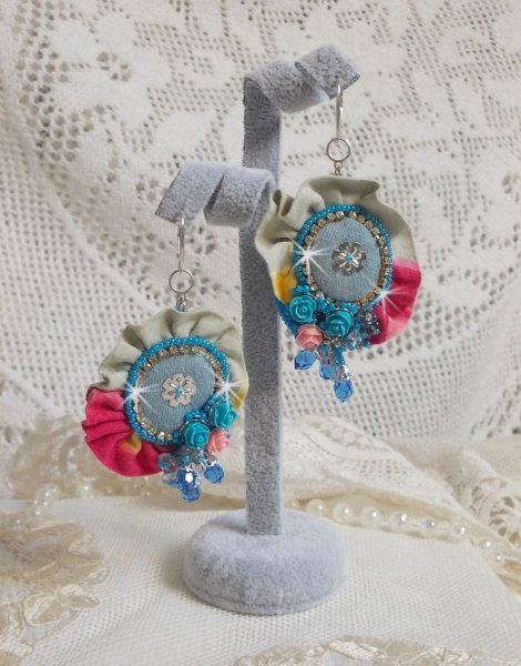 BO Far West bordado com tecido de ganga, rosas de resina, cristais Swarovski, contas diversas, missangas de sementes e dormentes de prata 925/1000 e outras contas