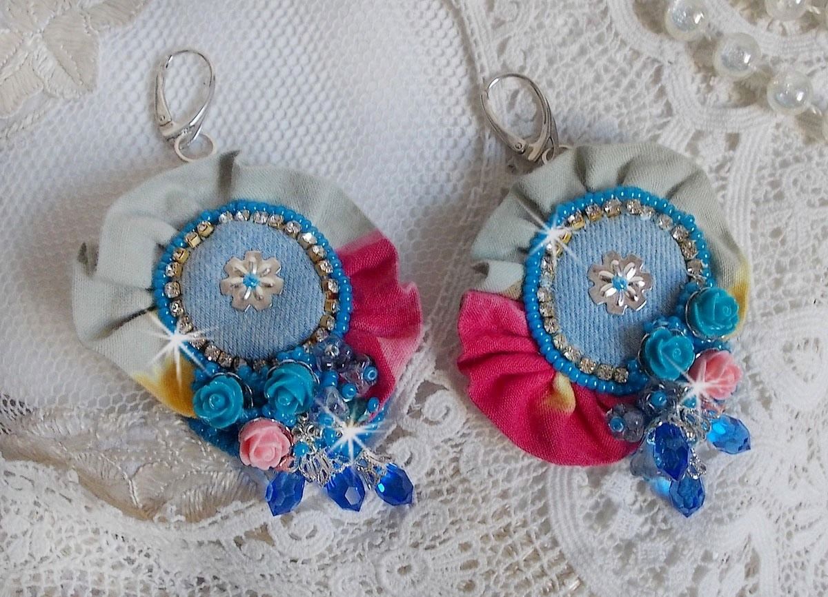 BO Far West bordado com tecido de ganga, rosas de resina, cristais Swarovski, contas diversas, missangas de sementes e dormentes de prata 925/1000 e outras contas