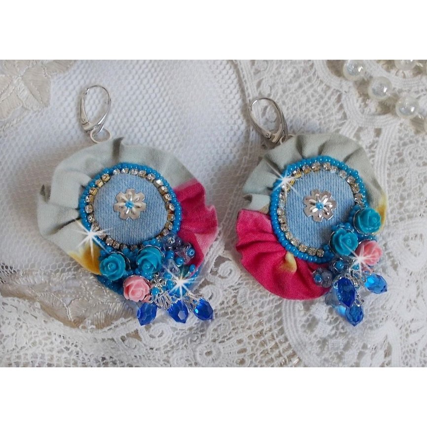BO Far West bordado com tecido de ganga, rosas de resina, cristais Swarovski, contas diversas, missangas de sementes e dormentes de prata 925/1000 e outras contas