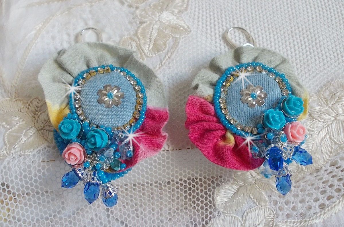 BO Far West bordado com tecido de ganga, rosas de resina, cristais Swarovski, contas diversas, missangas de sementes e dormentes de prata 925/1000 e outras contas