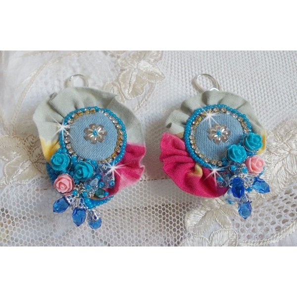 BO Far West bordado com tecido de ganga, rosas de resina, cristais Swarovski, contas diversas, missangas de sementes e dormentes de prata 925/1000 e outras contas