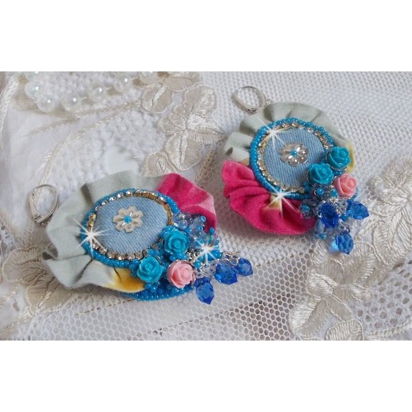 BO Far West bordado com tecido de ganga, rosas de resina, cristais Swarovski, contas diversas, missangas de sementes e dormentes de prata 925/1000 e outras contas