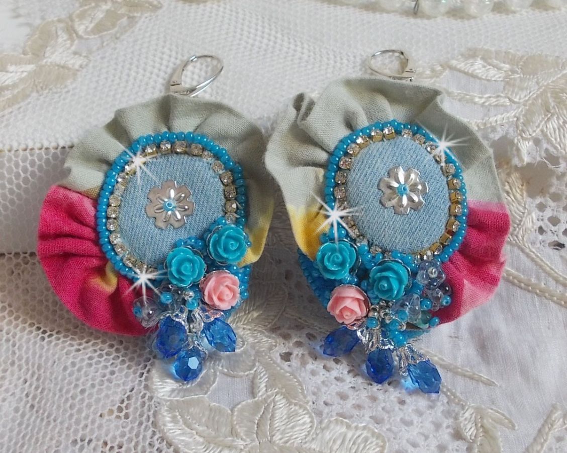 BO Far West bordado com tecido de ganga, rosas de resina, cristais Swarovski, contas diversas, missangas de sementes e dormentes de prata 925/1000 e outras contas