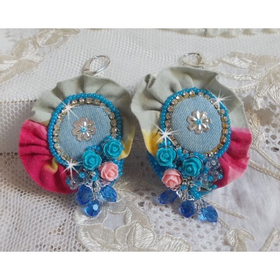 BO Far West bordado com tecido de ganga, rosas de resina, cristais Swarovski, contas diversas, missangas de sementes e dormentes de prata 925/1000 e outras contas