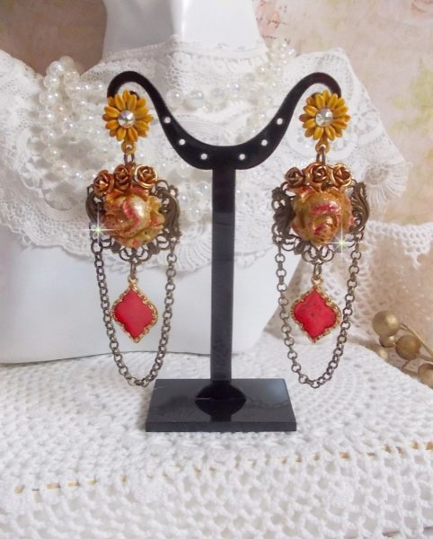 BO Feu de Lumi&egrave;re avec des cabochons roses de couleur Jaune et rouge en porcelaine, cristaux, mont&eacute;s sur estampes, feuilles en laiton, boucles marguerites &eacute;maill&eacute;es et pendentifs vitrail Rouge
