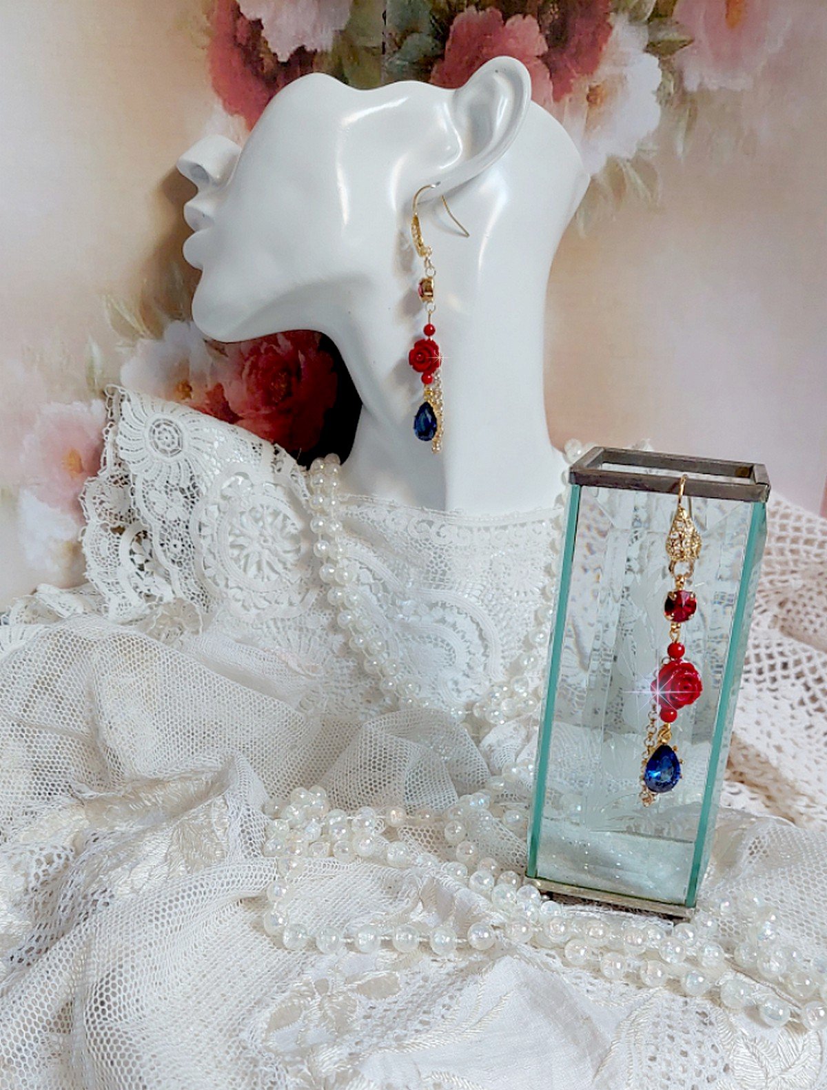 BO Flamenca mont&eacute;es avec cabochons en Cristal, roses en R&eacute;sine, perles rondes en Jade, une cha&icirc;ne avec des poires en oxyde de Zirconium