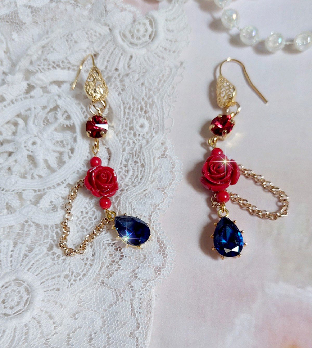 BO Flamenca mont&eacute;es avec cabochons en Cristal, roses en R&eacute;sine, perles rondes en Jade, une cha&icirc;ne avec des poires en oxyde de Zirconium