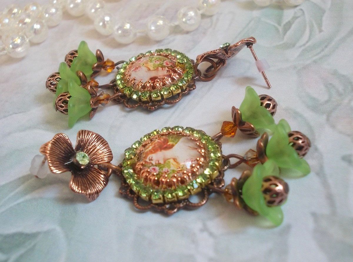 BO Floresta de Flores criada com flores de lucite, cabochons de lupa, cristais, estampas e vários acessórios