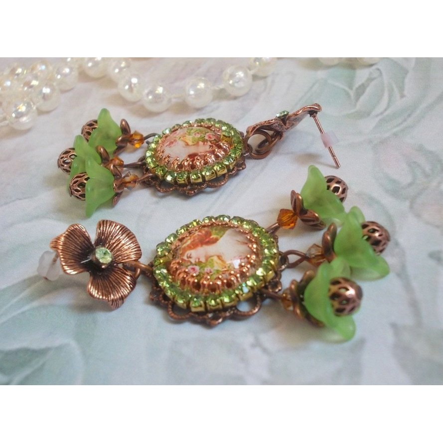 BO Floresta de Flores criada com flores de lucite, cabochons de lupa, cristais, estampas e vários acessórios