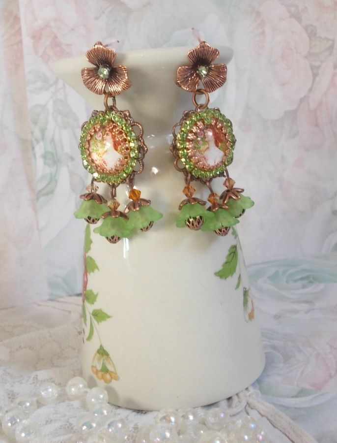 BO Floresta de Flores criada com flores de lucite, cabochons de lupa, cristais, estampas e vários acessórios