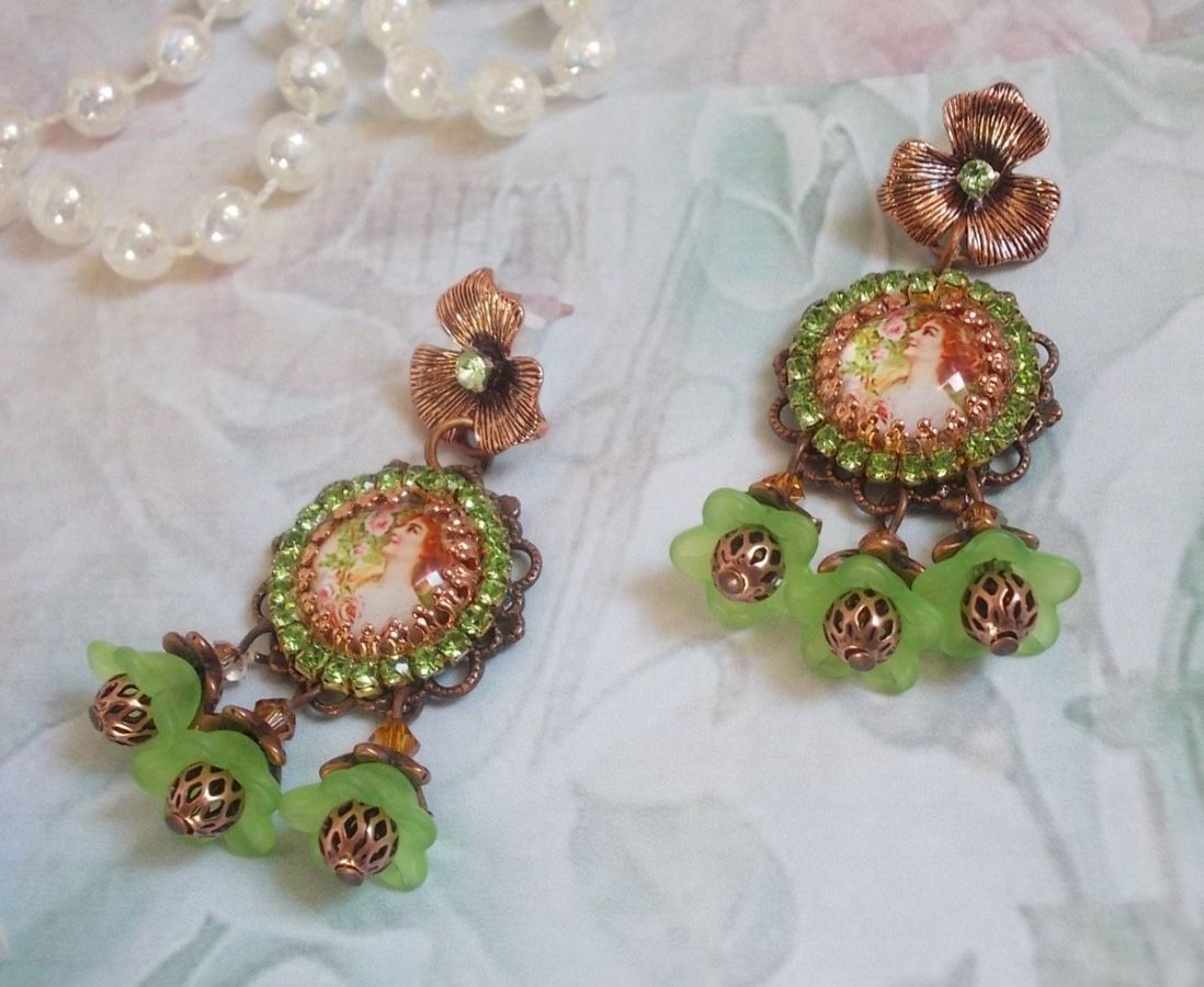 BO Floresta de Flores criada com flores de lucite, cabochons de lupa, cristais, estampas e vários acessórios