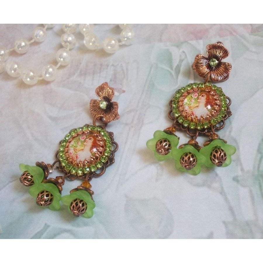 BO Floresta de Flores criada com flores de lucite, cabochons de lupa, cristais, estampas e vários acessórios