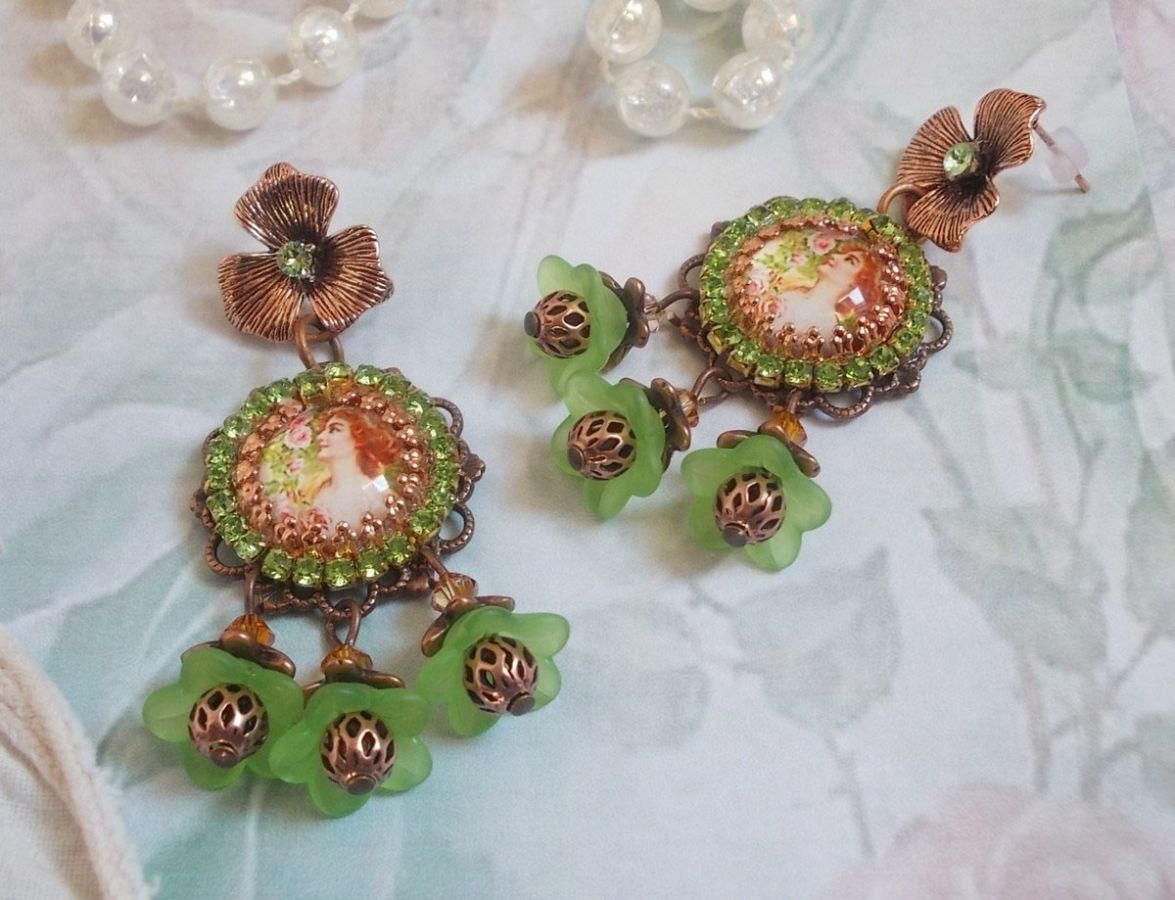 BO Floresta de Flores criada com flores de lucite, cabochons de lupa, cristais, estampas e vários acessórios