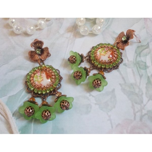 BO Floresta de Flores criada com flores de lucite, cabochons de lupa, cristais, estampas e v&aacute;rios acess&oacute;rios