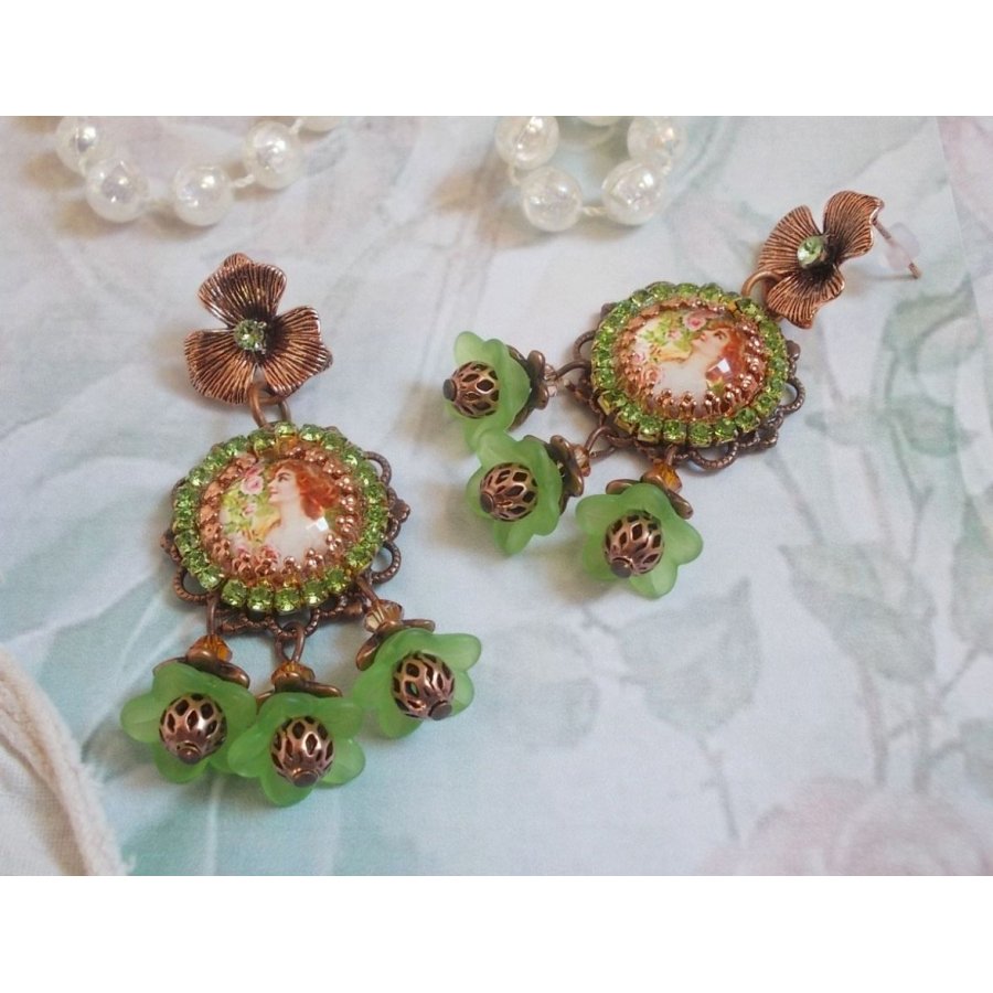 BO Floresta de Flores criada com flores de lucite, cabochons de lupa, cristais, estampas e vários acessórios