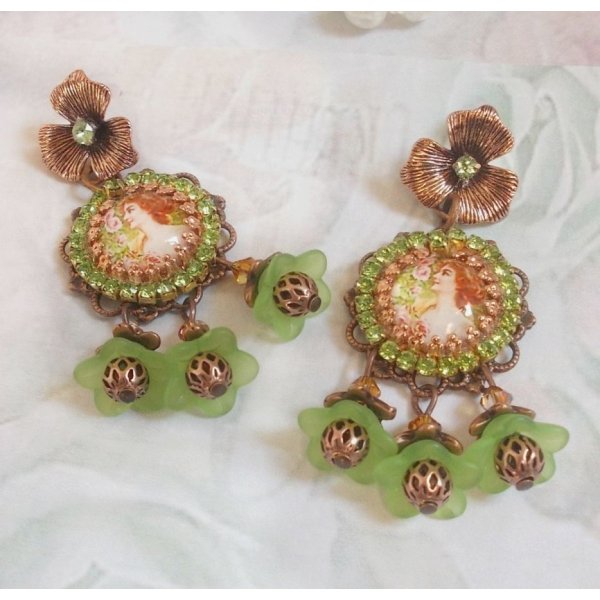 BO Floresta de Flores criada com flores de lucite, cabochons de lupa, cristais, estampas e v&aacute;rios acess&oacute;rios