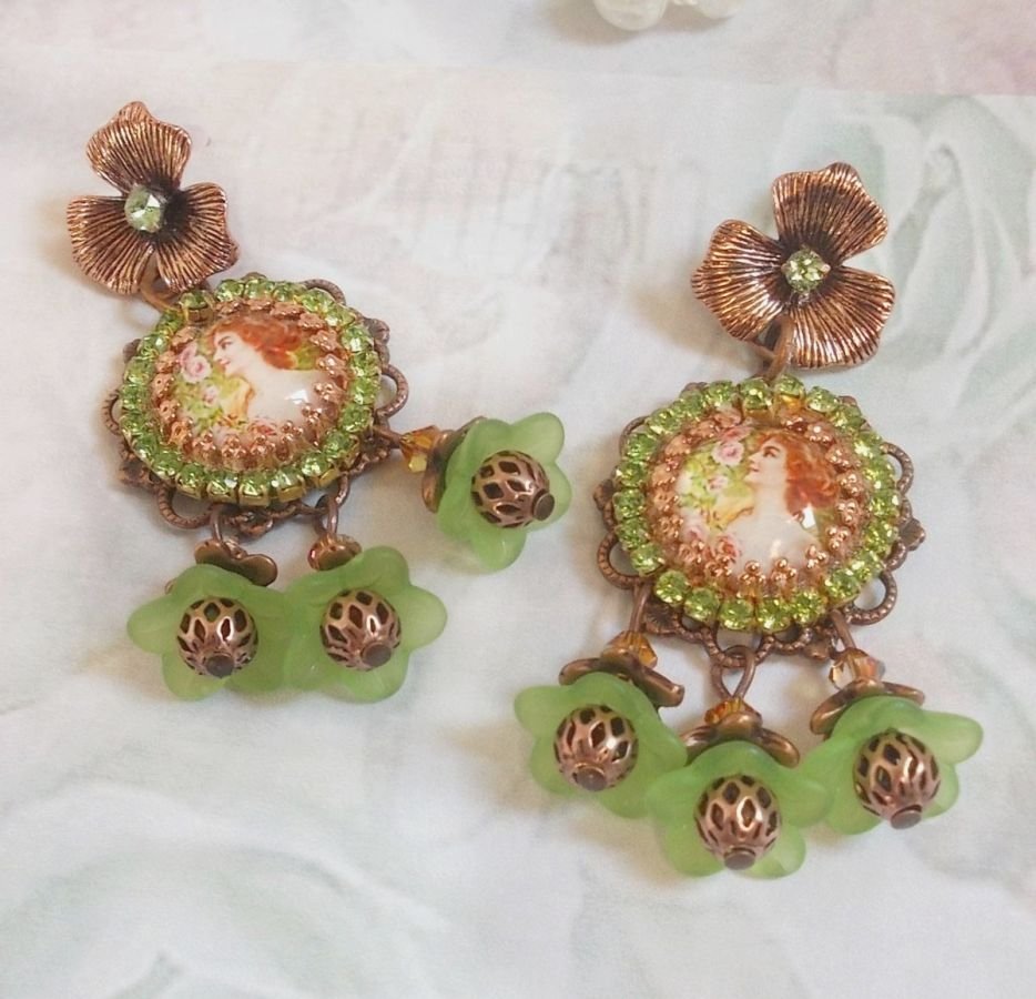 BO Floresta de Flores criada com flores de lucite, cabochons de lupa, cristais, estampas e vários acessórios