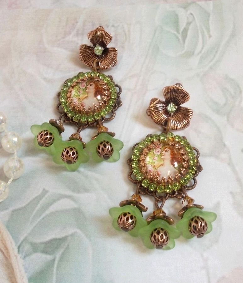BO Floresta de Flores criada com flores de lucite, cabochons de lupa, cristais, estampas e vários acessórios