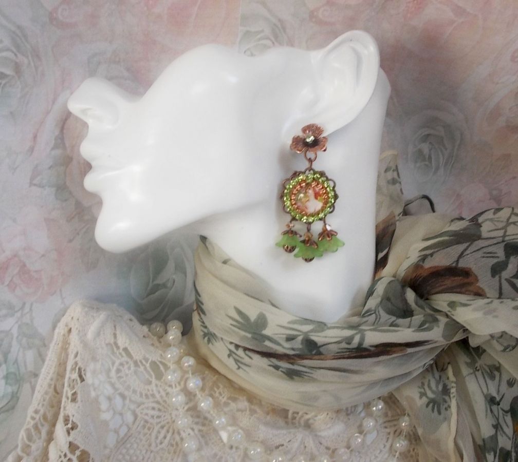 BO Floresta de Flores criada com flores de lucite, cabochons de lupa, cristais, estampas e vários acessórios