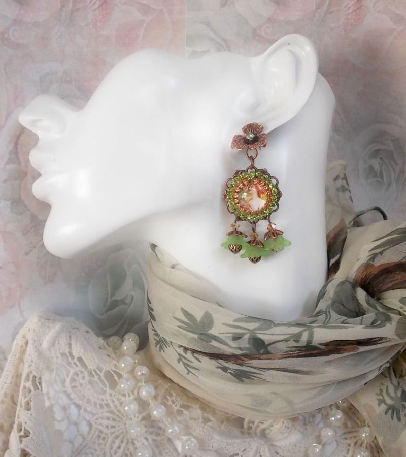BO Floresta de Flores criada com flores de lucite, cabochons de lupa, cristais, estampas e vários acessórios