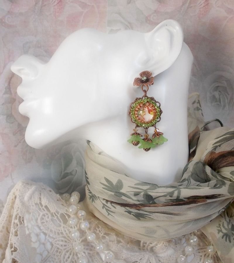 BO Floresta de Flores criada com flores de lucite, cabochons de lupa, cristais, estampas e vários acessórios
