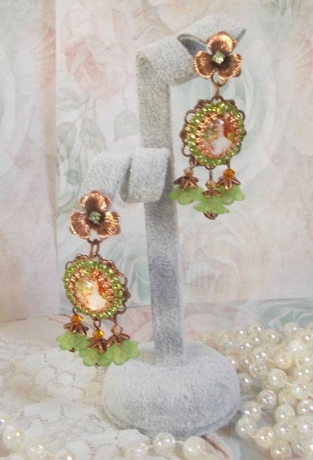 BO Floresta de Flores criada com flores de lucite, cabochons de lupa, cristais, estampas e vários acessórios