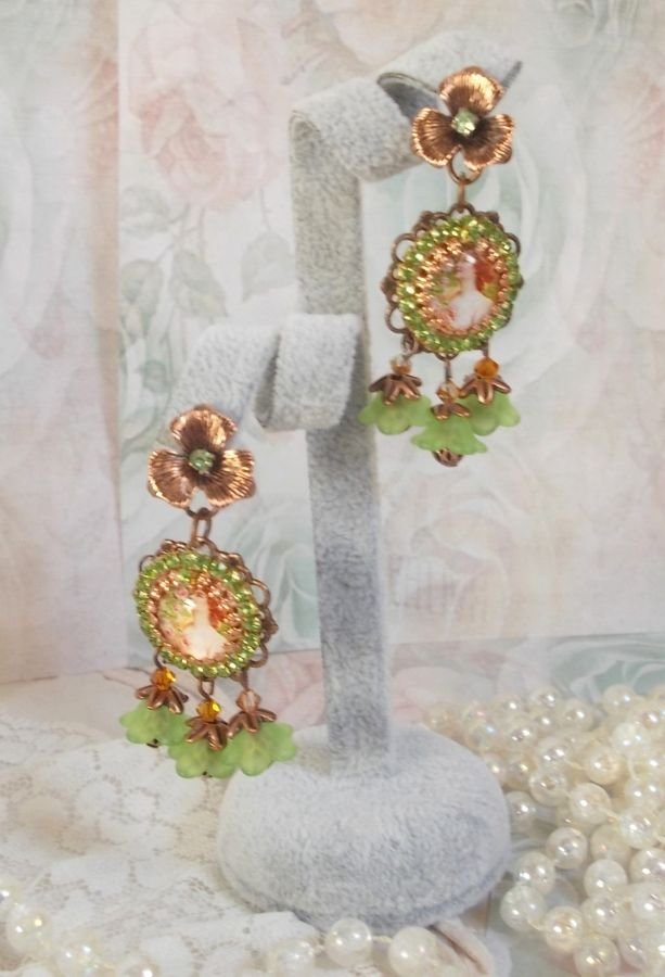 BO Floresta de Flores criada com flores de lucite, cabochons de lupa, cristais, estampas e vários acessórios