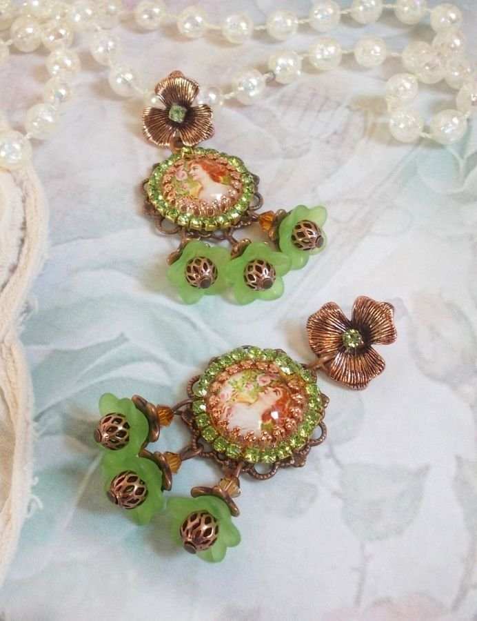 BO Floresta de Flores criada com flores de lucite, cabochons de lupa, cristais, estampas e vários acessórios