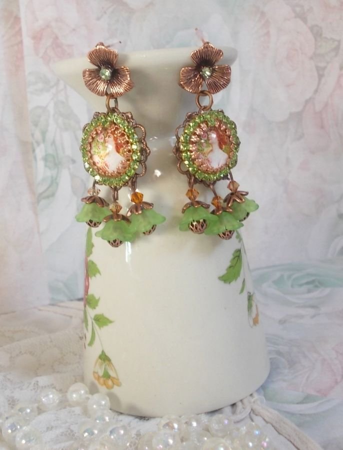 BO Floresta de Flores criada com flores de lucite, cabochons de lupa, cristais, estampas e vários acessórios