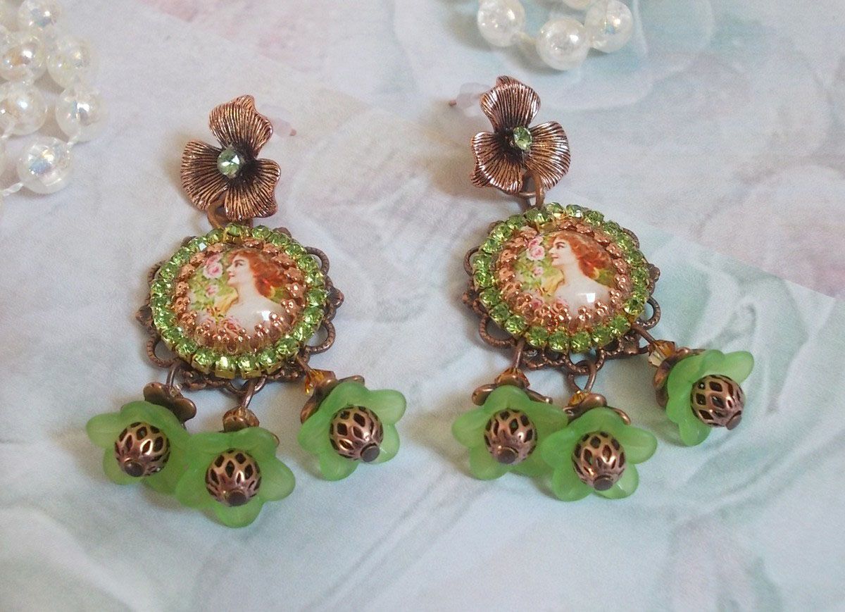 BO Floresta de Flores criada com flores de lucite, cabochons de lupa, cristais, estampas e vários acessórios