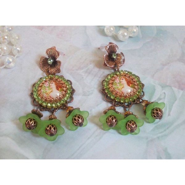 BO Floresta de Flores criada com flores de lucite, cabochons de lupa, cristais, estampas e v&aacute;rios acess&oacute;rios