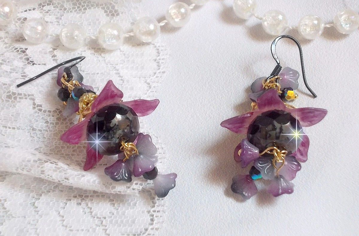 BO Funky Black criado com flores de Lucite pintadas à mão em roxo, cristais, contas de vidro e vários acessórios dourados e pretos