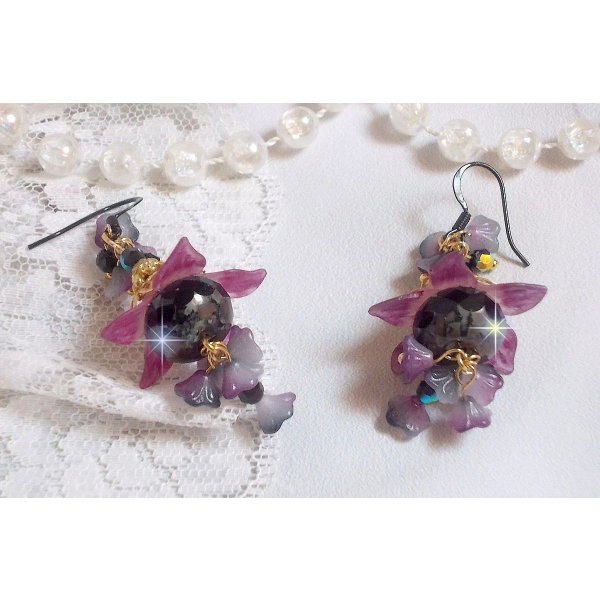 BO Funky Black criado com flores de Lucite pintadas à mão em roxo, cristais, contas de vidro e vários acessórios dourados e pretos