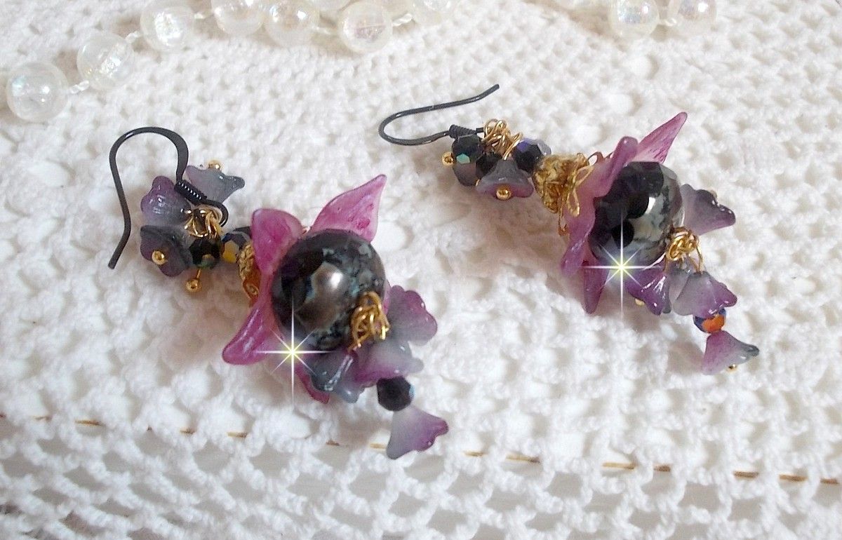BO Funky Black criado com flores de Lucite pintadas à mão em roxo, cristais, contas de vidro e vários acessórios dourados e pretos