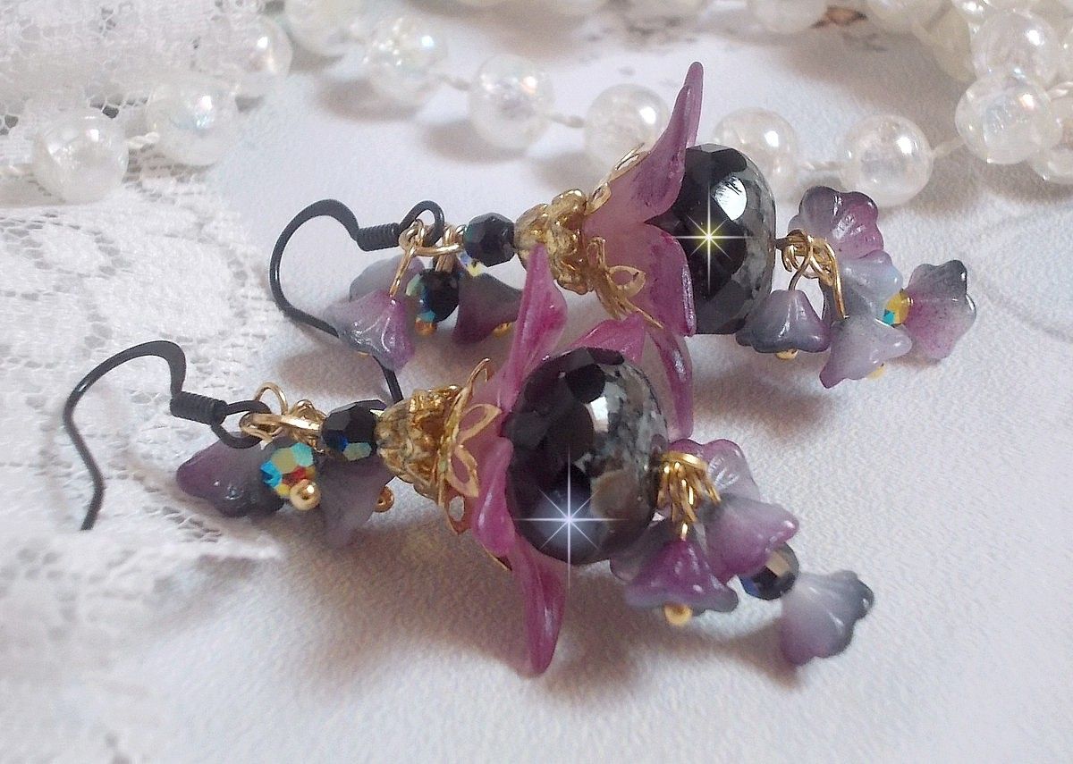 BO Funky Black criado com flores de Lucite pintadas à mão em roxo, cristais, contas de vidro e vários acessórios dourados e pretos