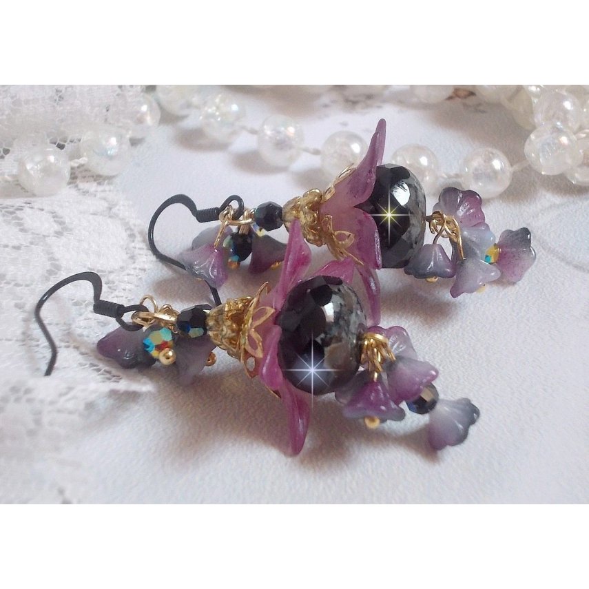 BO Funky Black criado com flores de Lucite pintadas à mão em roxo, cristais, contas de vidro e vários acessórios dourados e pretos