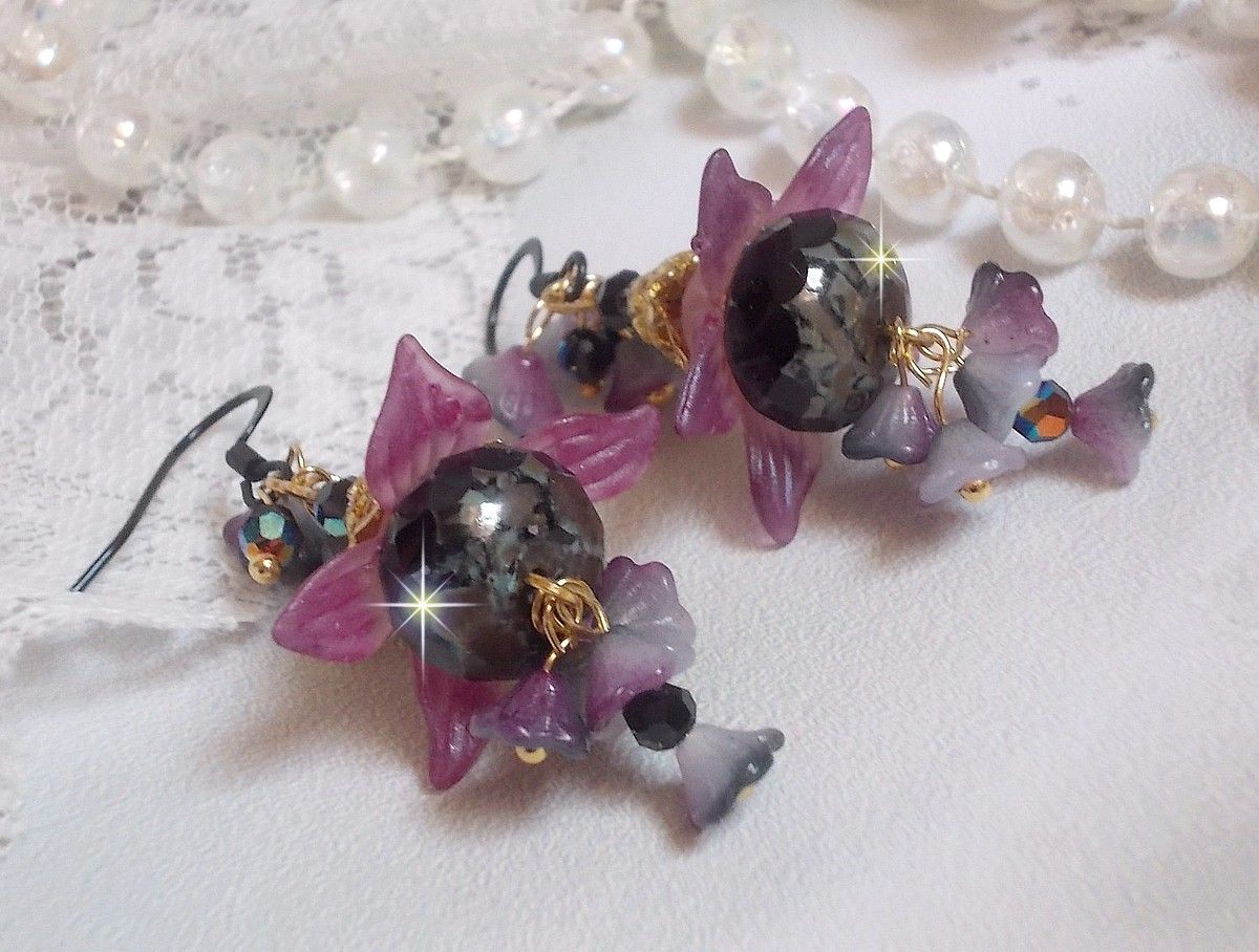 BO Funky Black criado com flores de Lucite pintadas à mão em roxo, cristais, contas de vidro e vários acessórios dourados e pretos