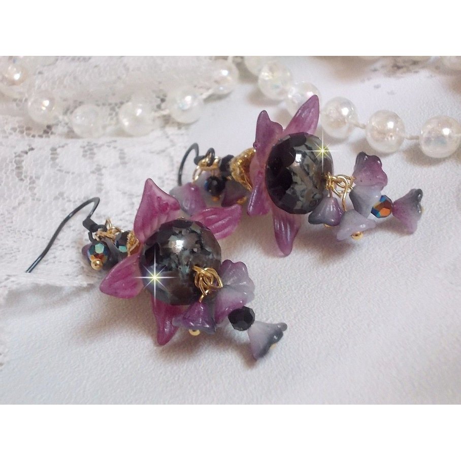 BO Funky Black criado com flores de Lucite pintadas à mão em roxo, cristais, contas de vidro e vários acessórios dourados e pretos